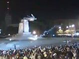В Харькове свалили памятник Ленину, предварительно спилив его с постамента В Харькове свалили памятник Ленину, предварительно спилив его с постамента