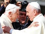 На воскресной мессе на площади Святого Петра в Ватикане накануне присутствовал Почетный Папа Римский Бенедикт XVI. Ушедшего в отставку в феврале 2013 года главу Римско-католической церкви встретил его преемник Папа Франциск