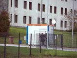 "Немецкая Гуантанамо": в Германии расследуют издевательства охранников над беженцами в центре временного содержания