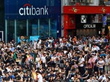 Тысячи митингующих сторонников демократии остались на улицах в понедельник после того, как накануне вечером полиция использовала слезоточивый газ в попытке разогнать демонстрантов Тысячи митингующих сторонников демократии остались на улицах в понедельник после того, как накануне вечером полиция использовала слезоточивый газ в попытке разогнать демонстрантов