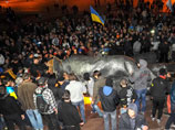 Снос памятника мэр назвал "варварским". "То, что произошло сегодня ночью, - это прямое нарушение закона в части обеспечения безопасности мирных собраний граждан Украины", - отметил градоначальник