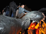 Мэр Харькова назвал "варварским" снос памятника Ленину и пообещал его восстановить