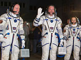 Члены основного экипажа 41/42-й длительной экспедиции на МКС: астронавт НАСА Барри Уилмор и космонавты Роскосмоса Александр Самокутяев и Елена Серова на космодроме "Байконур"