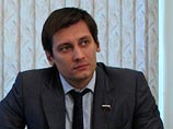 Ответ Министерства обороны РФ на запрос депутата Дмитрия Гудкова о российских десантниках, которые, предположительно, погибли на Украине, вызвал еще больше вопросов. Об этом сам парламентарий заявил в эфире телеканала "Дождь" Ответ Министерства обороны РФ на запрос депутата Дмитрия Гудкова о российских десантниках, которые, предположительно, погибли на Украине, вызвал еще больше вопросов. Об этом сам парламентарий заявил в эфире телеканала "Дождь"