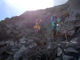 В результате спасатели обнаружили еще десять тел погибших на склонах вулкана, извержение которого в конце прошлой недели привело к гибели нескольких десятков человек