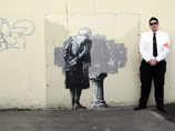 На одной из стен в британском портовом городе Фолкстон, где проходит фестиваль современного искусства, появилась новая работа Бэнкси