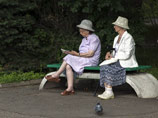 Международный день пожилых людей в РФ: в метро пенсионерам дарят зонтики, а чиновники не без ошибок поздравляют старшее поколение