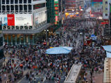 В субботу в оживленном торговом квартале Монгкок вновь произошли столкновения между участниками акций протеста и противниками манифестаций.