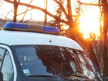 Пострадавший полицейский выстрелил в воздух, а затем - по колесам скрывающейся машины из табельного пистолета-пулемета. В результате применения оружия получил ранение спины пассажир "Мазды" - сотрудник вневедомственной охраны МВД КЧР