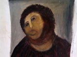 Снимок упаковки с изображением, напоминающих лик христианского божества, он выложил в своем аккаунте в Twitter, сопроводив его для сравнения другой фотографией - с изображением фрески XIX века, "отреставрированной" испанской старушкой