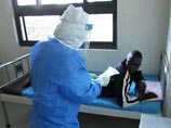 Медленная реакция со стороны Всемирной организации здравоохранения на распространение опасного заболевания в африканских странах связана с тем, что региональный офис ВОЗ в Африке "набит не самыми способными людьми, а политическими ставленниками"