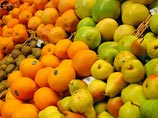 Выгоднее всего покупать сейчас фрукты и овощи, сообщает DW: тут цены снизились на 30-44%