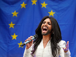 Победитель "Евровидения-2014" Томас Нойвирт, выступающий в образе бородатой певицы Кончиты Вурст, дал концерт перед зданием Европарламента в Брюсселе