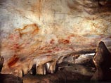 Самым древним примером наскальной живописи до этого считалась красная точка, найденная в пещере Эль-Кастильо в Испании. Ее возраст оценивается в 40,8 тыс. лет