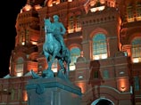 В Москве мужчина на автомобиле ВАЗ-2107 на полной скорости вылетел на Манежную площадь и въехал в памятник маршалу Георгию Жукову. При этом он приковал себя цепью к рулю машины, в которой находилось две канистры бензина