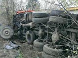 В Казани произошло серьезное ДТП с участием трех автомобилей: водитель BMW врезался в "КамАЗ", при этом от удара грузовик опрокинулся, придавив припаркованную Chevrolet. Водителя BMW госпитализировали, но врачам не удалось спасти его жизнь
