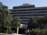 Заболевший работает в Texas Health Presbyterian Hospital, куда был госпитализирован и где впоследствии скончался больной Эболой Томас Эрик Дункан
