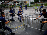 Полицейские Гонконга в понедельник разобрали некоторые баррикады, возведенные протестующими более двух недель назад