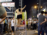 В Гонконге полиция начала убирать баррикады протестующих, спровоцировав потасовку