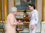 Британская королева вручила Анджелине Джоли знаки рыцарского титула
