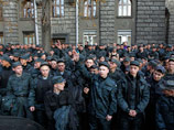Возле администрации президента Украины Петра Порошенко днем 13 октября начался митинг нескольких сотен солдат Национальной гвардии