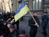 Более 300 солдат Нацгвардии с криками "дембель!" пришли пешком в Киев и устроили митинг у администрации Порошенко