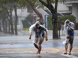 Во вторник тайфун заметно ослабел, со скоростью 75 км в час он вышел в Тихий океан. Однако в его зоне сохраняется опасная ситуация, порывы ветра достигают скорости 40 метров в секунду