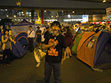 В Гонконге произошли столкновения полицейских с активистами Occupy Central, на которых сбросили мешки с грязью и насекомыми