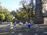 В Одессе участников марша в честь УПА фактически сравнили с петухами, выпустив раскрашенных птиц к памятнику Шевченко (ВИДЕО)