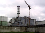 Вид на саркофаг над разрушенным реактором Чернобыльской АЭС, 4 апреля 2014 года