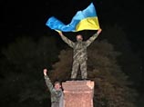 В Чернигове участники шествия в честь УПА снесли памятник Михаилу Фрунзе