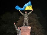 В Чернигове участники шествия в честь УПА снесли памятник Михаилу Фрунзе В Чернигове участники шествия в честь УПА снесли памятник Михаилу Фрунзе