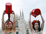 Полуголые активистки Femen облились вином в Милане в знак протеста против приезда Путина