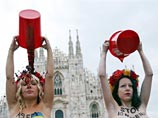 Полуголые активистки Femen облились вином в Милане в знак протеста против приезда Путина Полуголые активистки Femen облились вином в Милане в знак протеста против приезда Путина