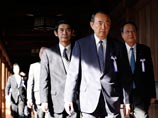 111 японских парламентариев посетили "милитаристский" храм Ясукуни, а премьер прислал подношение