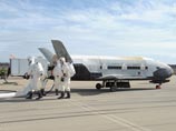 Как уточняется в публикации, многоразовый летательный аппарат X-37B, разработанный компанией Boeing, "проводил эксперименты на орбите в течение 674 дней"
