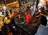 Столкновения активистов движения Occupy Central с полицией возобновились в воскресенье утром в Гонконге, 20 человек пострадали