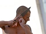 Художник-членовредитель Петр Павленский отрезал себе мочку уха. Ранее его отказались госпитализировать в институт Сербского после того, как он прибил свою мошонку к брусчатке на Красной площади Художник-членовредитель Петр Павленский отрезал себе мочку уха. Ранее его отказались госпитализировать в институт Сербского после того, как он прибил свою мошонку к брусчатке на Красной площади