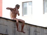 Новый перфоманс состоялся именно там - на крыше знаменитой психиатрической лечебницы Новый перфоманс состоялся именно там - на крыше знаменитой психиатрической лечебницы