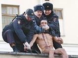 Художник-членовредитель Павленский отрезал себе мочку уха Художник-членовредитель Павленский отрезал себе мочку уха