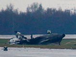 Как сообщалось, при взлете французский легкомоторный самолет Falcon 50 задел стойкой шасси снегоуборочную машину, непонятным образом оказавшуюся в тот момент на ВПП, что и привело к трагедии