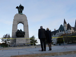 Инцидент произошел, когда премьер-министр Канады Стивен Харпер вместе с женой Лорин возлагал у памятника цветы