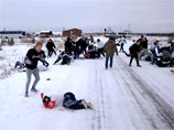 На уральской трассе футбольные болельщики устроили массовую драку (ВИДЕО) На уральской трассе футбольные болельщики устроили массовую драку (ВИДЕО)