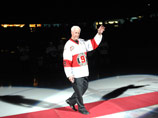 Легендарный канадский хоккеист, четырехкратный обладатель Кубка Стэнли Горди Хоу восстанавливается после тяжелого инсульта, который случился с ним в воскресенье
