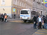 У здания мэрии Москвы состоялась акцию протеста, организованная медицинскими работниками. Сотрудники полиции начали задерживать митингующих - не менее семи человек оказались в полицейском автобусе