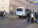 У здания мэрии Москвы состоялась акцию протеста, организованная медицинскими работниками. Сотрудники полиции начали задерживать митингующих - не менее семи человек оказались в полицейском автобусе У здания мэрии Москвы состоялась акцию протеста, организованная медицинскими работниками. Сотрудники полиции начали задерживать митингующих - не менее семи человек оказались в полицейском автобусе