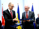 Новые власти Украины подписали в Брюсселе политическую часть соглашения 21 марта, а 27 июня свою подпись под экономическим блоком документа поставил президент Петр Порошенко