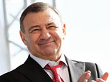 В проект оказался вовлечен Аркадий Ротенберг, возглавляющий совет директоров издательства "Просвещение". В отличие от главы, сам фонд под санкции не попал, но американская компания решила перестраховаться В проект оказался вовлечен Аркадий Ротенберг, возглавляющий совет директоров издательства "Просвещение". В отличие от главы, сам фонд под санкции не попал, но американская компания решила перестраховаться