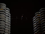 Канатоходец Ник Валленда прогулялся между небоскребами в Чикаго, установив два мировых рекорда и нарушив закон
