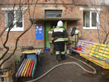 Прибывшие на место пожарные установили, что открытого горения в квартире нет, а причиной сильного задымления стало короткое замыкание в электрической проводке